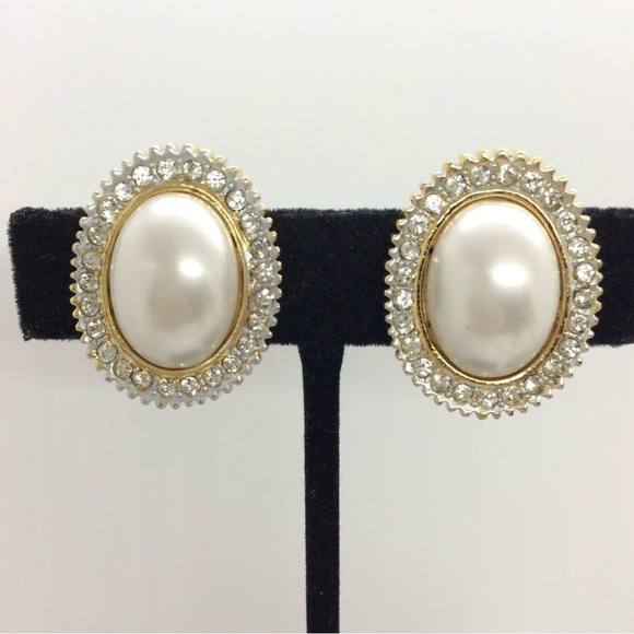 VINTAGE SPHINX PEARL RHINESTONE GOLD TONE OVAL LARGE CLIP ON STATEMENT EARRINGS - Picture 3 of 16